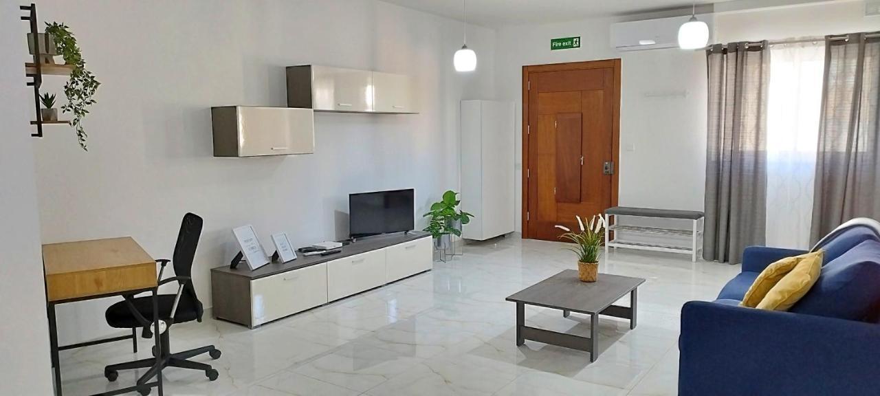 Large And Modern Apartment In The Centre Of Malta Mosta Bagian luar foto